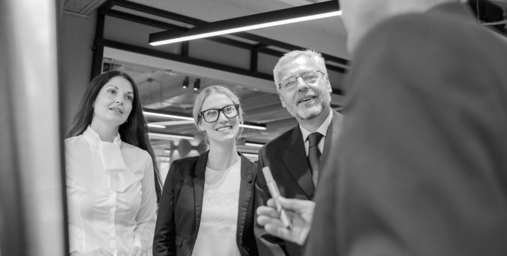 Equipo profesional trabajando en análisis financiero colaborativo